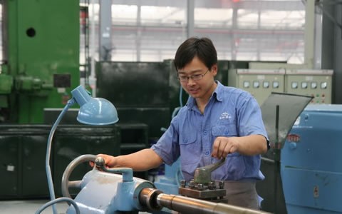 張(zhang)乃艦在市車(che)工技能大賽(sài)上奪冠